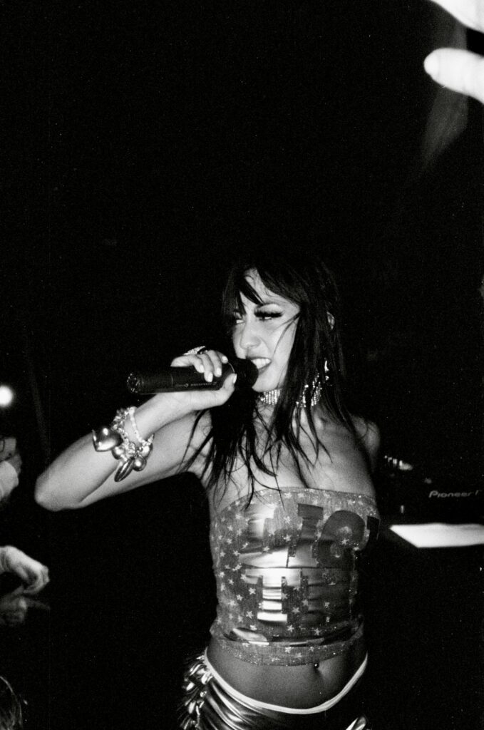 Isabella Lovestory singing live, shot on black and white film