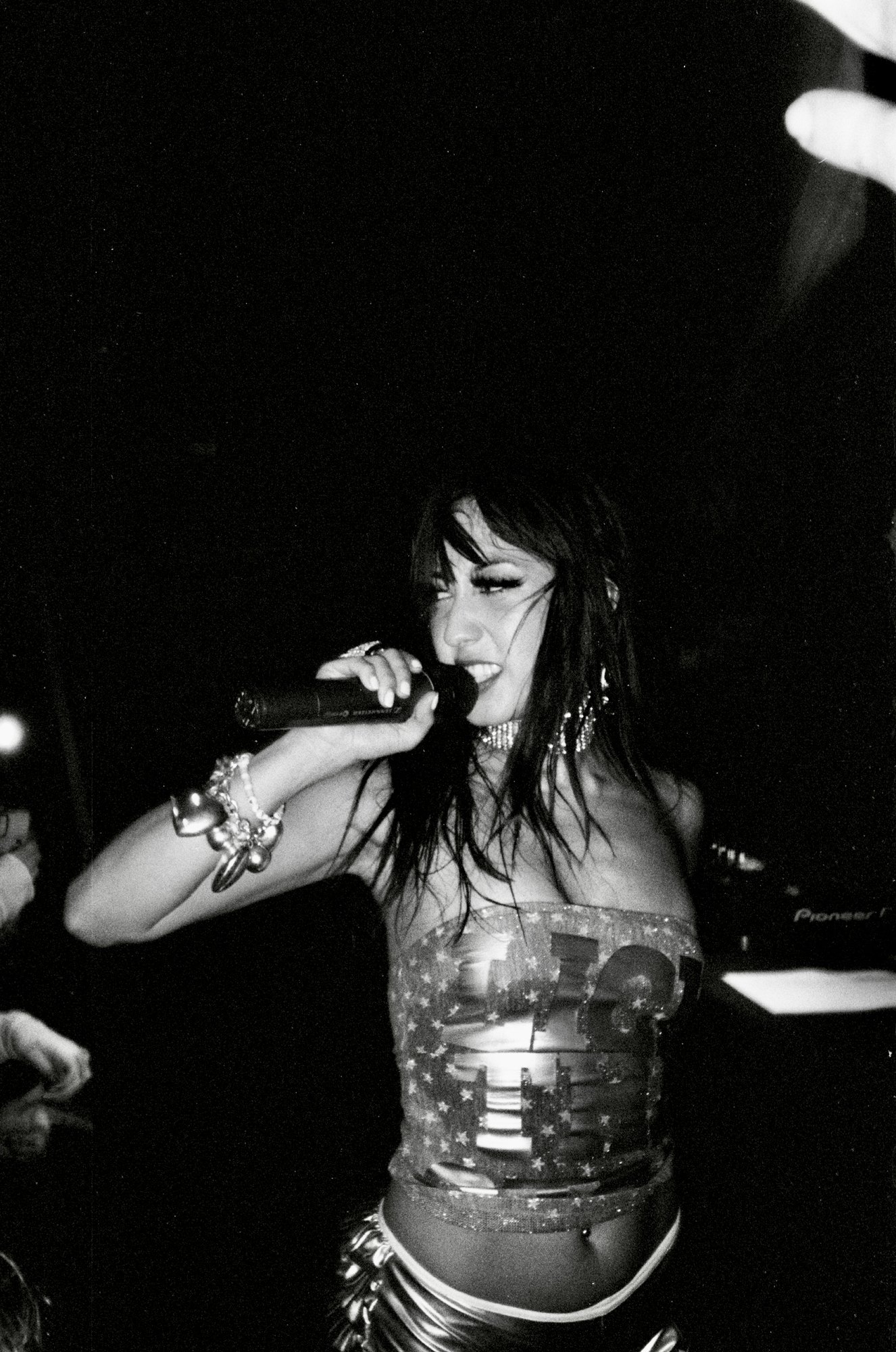 Isabella Lovestory singing live, shot on black and white film
